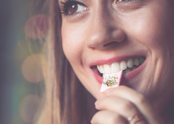 Kauwgom vol plastic: experts willen waarschuwing op verpakking