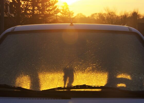 Waarom bevriest een autoruit aan de binnenkant?