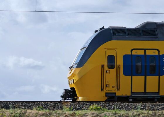 Wat is goedkoper: reizen met de auto of het openbaar vervoer?