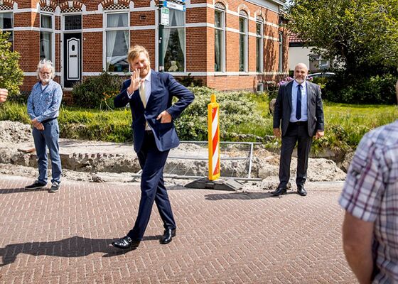 Koning Willem-Alexander bezoekt aardbevingsgebied in Groningen