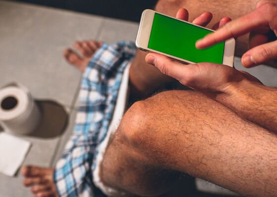 Met je smartphone op de wc