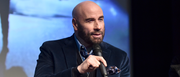 John Travolta is 71, maar ziet eruit als 32: hoe doet hij dat? Bekijk de beelden