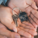 Kinderen helpen aan een huis