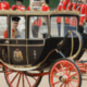 Koning Charles verplaatst zich per koets tijdens Trooping the Colors.