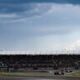 De Red Bull van Max Verstappen over het circuit van Silverstone